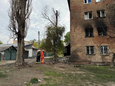 "Не думала, що в цю чотириповерхівку колись прилетить": Черкаси долають наслідки атаки "шахедів" "Не думала, що в цю чотириповерхівку колись прилетить": Черкаси долають наслідки атаки "шахедів"