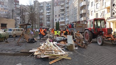 Замінюють пошкоджені вікна, ракетний удар, 24 листопада 2025, Тернопіль Замінюють пошкоджені вікна, ракетний удар, 24 листопада 2025, Тернопіль