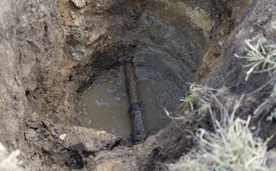 "Немає допомоги ніякої, все своїми руками": на Миколаївщині селяни власноруч ремонтують водогін "Немає допомоги ніякої, все своїми руками": на Миколаївщині селяни власноруч ремонтують водогін