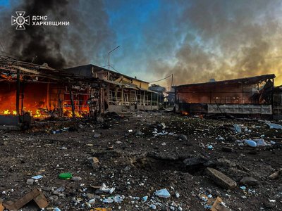 У Великому Бурлуку на Харківщині після влучання дрона згорів ринок 4 У Великому Бурлуку на Харківщині після влучання дрона згорів ринок 4