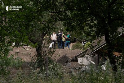 Слідчі дії на місці російського ракетного обстрілу на Київщині, 24 липня 2026 року. Удар прийшовся по приватному полігону, де перебували представники української оборонної індустрії Слідчі дії на місці російського ракетного обстрілу на Київщині, 24 липня 2026 року. Удар прийшовся по приватному полігону, де перебували представники української оборонної індустрії