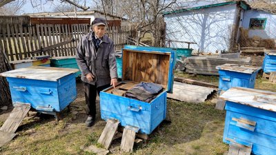 Житель Квітневого Володимир Шкіндер поруч із пасікою Житель Квітневого Володимир Шкіндер поруч із пасікою