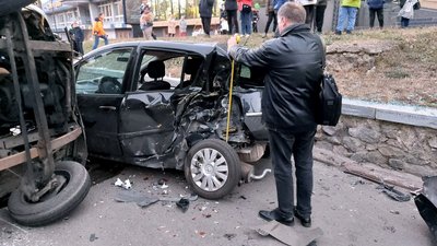 У Сумах перекинулась маршрутка з пасажирами: є поранені У Сумах перекинулась маршрутка з пасажирами: є поранені