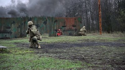 Як курсанти долають психологічну смугу перешкод та відпрацьовують евакуацію пораненого Як курсанти долають психологічну смугу перешкод та відпрацьовують евакуацію пораненого