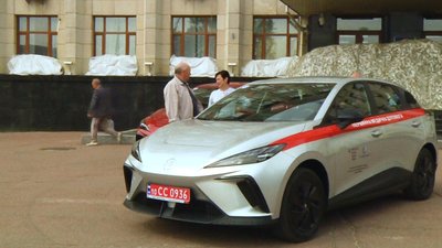 У Житомирі передали два електромобілі для медичних закладів області У Житомирі передали два електромобілі для медичних закладів області