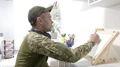 Ветеран Іван Маліновський малює