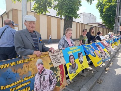 У Хмельницькому відбувається акція на підтримку полонених і зниклих безвісти військових У Хмельницькому відбувається акція на підтримку полонених і зниклих безвісти військових