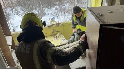 Рятувальники усувають наслідки вибуху у Харкові Рятувальники усувають наслідки вибуху у Харкові