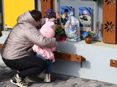 Матері загиблого військового вручили державну нагороду на Рівненщині Матері загиблого військового вручили державну нагороду на Рівненщині