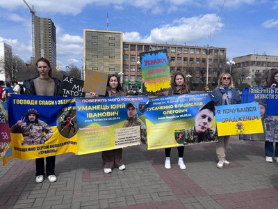 "Хочемо, щоб кожен знайшов свого рідного": у Черкасах відбулась акція на підтримку 110 окремої механізованої бригади "Хочемо, щоб кожен знайшов свого рідного": у Черкасах відбулась акція на підтримку 110 окремої механізованої бригади