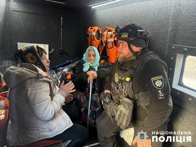 "Білі янголи" Сумщини евакуювали літніх жінок з прифронтового села