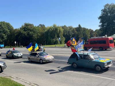 Автопробіг на підтримку зниклих безвісти, військовополонених і їх родин відбувся у Хмельницькому. Організували його до Міжнародного дня зниклих безвісти, який відзначають 30 серпня, 31 серпня 2025 року