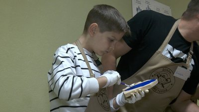 "Добра майстерня": у Вінниці діти захисників навчаються деревообробки