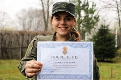 Юлія Мірчук з посвідченням інструкторки бойової підготовк Юлія Мірчук з посвідченням інструкторки бойової підготовк