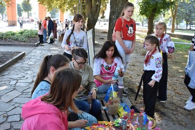У Звягелі на благодійному ярмарку зібрали понад 100 тисяч гривень на допомогу ЗСУ У Звягелі на благодійному ярмарку зібрали понад 100 тисяч гривень на допомогу ЗСУ