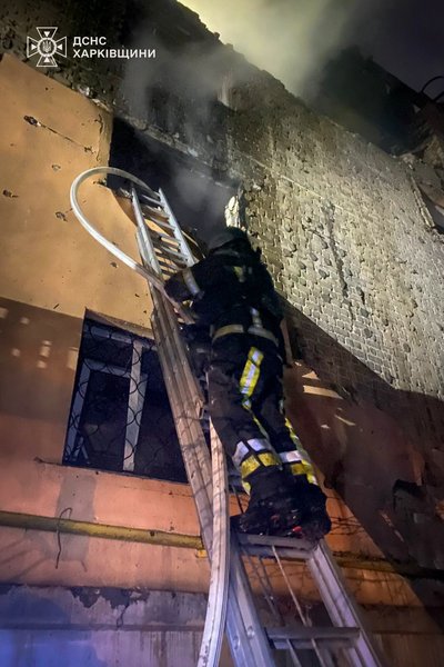 У Чугуєві дрон РФ влучив у п'ятиповерхівку: два поверхи охопила пожежа У Чугуєві дрон РФ влучив у п'ятиповерхівку: два поверхи охопила пожежа
