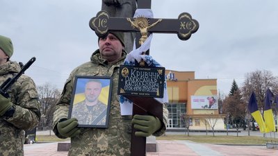 З військовими Олександром Кривчуком та Андрієм Довжаницею попрощалися у Рівному З військовими Олександром Кривчуком та Андрієм Довжаницею попрощалися у Рівному