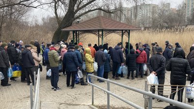 Жителі Салтівки у Харкові набирають воду на джерелі під час блекауту, 22 березня 2024 року Жителі Салтівки у Харкові набирають воду на джерелі під час блекауту, 22 березня 2024 року