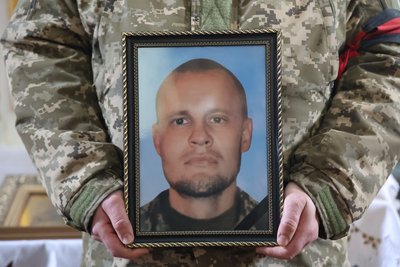 Луцька громада провела в останню дорогу 30-річного військового Анатолія Бекаса Луцька громада провела в останню дорогу 30-річного військового Анатолія Бекаса