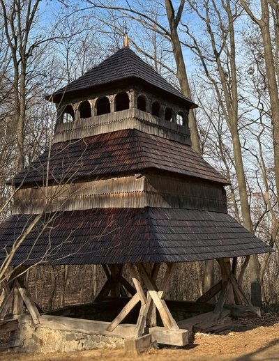 У львівському скансені "Шевченківський гай" відреставрували дерев'яну церкву та дзвіницю У львівському скансені "Шевченківський гай" відреставрували дерев'яну церкву та дзвіницю