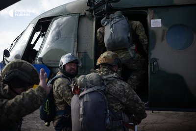 Інструктор контролює посадку особового складу на борт гелікоптера Мі-8 Інструктор контролює посадку особового складу на борт гелікоптера Мі-8
