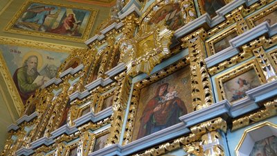 Іконостас, Пресвята Богородиця, Ісус, одягнений у вишиванку і полотняні штани