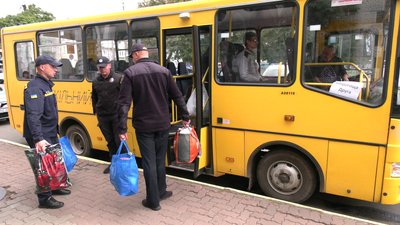 Через війну залишили рідні домівки: на Рівненщині прийняли п'ятий потяг з Донеччини Через війну залишили рідні домівки: на Рівненщині прийняли п'ятий потяг з Донеччини