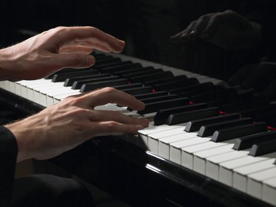 Людина грає на піаніно Людина грає на піаніно