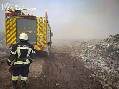 Третю добу триває ліквідація пожежі на сміттєзвалищі на Закарпатті Третю добу триває ліквідація пожежі на сміттєзвалищі на Закарпатті