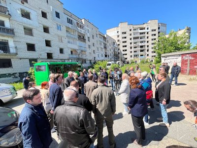 Вшанували "Янголів перемоги": делегація іноземних посадовців побувала в Мощуні на Київщині Вшанували "Янголів перемоги": делегація іноземних посадовців побувала в Мощуні на Київщині