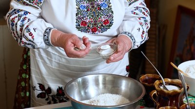 Рецепти домашніх коржів з Рівненщини: три варіанти від господині з Борщівки Рецепти домашніх коржів з Рівненщини: три варіанти від господині з Борщівки