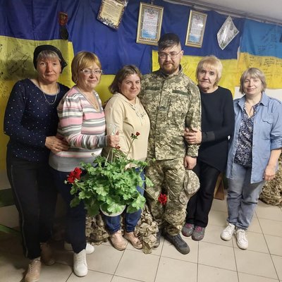 "Справжні олевчаночки": на Житомирщині волонтерки сплели понад тисячу захисних сіток для військових "Справжні олевчаночки": на Житомирщині волонтерки сплели понад тисячу захисних сіток для військових