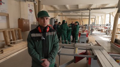 Обробляють деревину та роблять з неї плінтуса: на Чернігівщині жінок навчають на верстатниць з деревообробки Обробляють деревину та роблять з неї плінтуса: на Чернігівщині жінок навчають на верстатниць з деревообробки