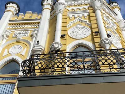 "Гуляє" на балконі колишнього готелю — у Черкасах з'явився ще один бронзовий кіт "Гуляє" на балконі колишнього готелю — у Черкасах з'явився ще один бронзовий кіт