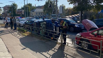 ДТП у Чернігові: одна з автівок перекинулась, є постраждалі ДТП у Чернігові: одна з автівок перекинулась, є постраждалі