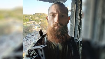 Навчився грати і малювати ногами: реабілітація ветерана з Миколаєва Навчився грати і малювати ногами: реабілітація ветерана з Миколаєва