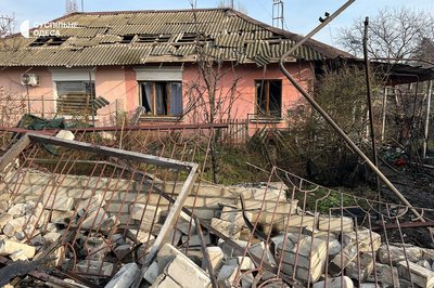 Стовп диму, пошкоджений будинок та вибиті вікна: фото наслідків атаки на Одесу 10 березня Стовп диму, пошкоджений будинок та вибиті вікна: фото наслідків атаки на Одесу 10 березня