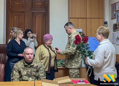 У Житомирі родинам загиблих військових передали державні нагороди У Житомирі родинам загиблих військових передали державні нагороди