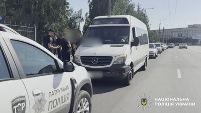 У Кременчуці 70-річний чоловік поранив ножем двох пасажирів маршрутки У Кременчуці 70-річний чоловік поранив ножем двох пасажирів маршрутки
