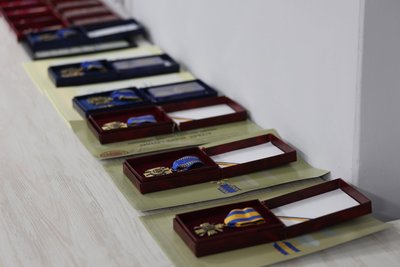 На Черкащині родинам 17 загиблих захисників передали нагороди На Черкащині родинам 17 загиблих захисників передали нагороди