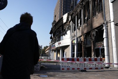 «Щоб вони всі згоріли вогнем таким же, як ми горіли»: що відбувається на місці удару по ТЦ у Дніпрі на другий день «Щоб вони всі згоріли вогнем таким же, як ми горіли»: що відбувається на місці удару по ТЦ у Дніпрі на другий день