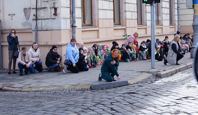 кортеж із загиблим бійцем Юрієм Турлаєм кортеж із загиблим бійцем Юрієм Турлаєм