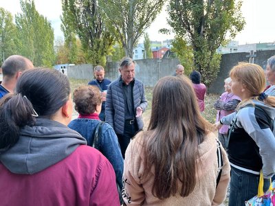 Херсонці мітингували проти будівництва протирадіаційного укриття біля їх будинків: що кажуть люди та влада Херсонці мітингували проти будівництва протирадіаційного укриття біля їх будинків: що кажуть люди та влада