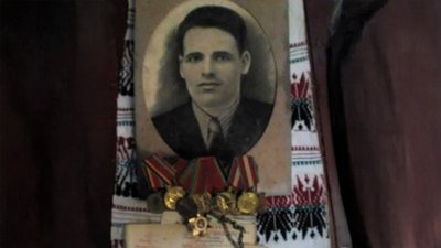 Беріг її як скарб: у музей на Одещині передали вишиванку ветерана Другої світової війни