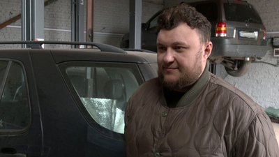 "Міняємо деталь і розказуємо, як було на війні": троє добровольців після звільнення ремонтують авто на Волині "Міняємо деталь і розказуємо, як було на війні": троє добровольців після звільнення ремонтують авто на Волині