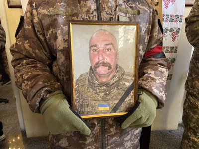 У Полтаві попрощалися з трьома солдатами, які обороняли Україну на війні з РФ У Полтаві попрощалися з трьома солдатами, які обороняли Україну на війні з РФ