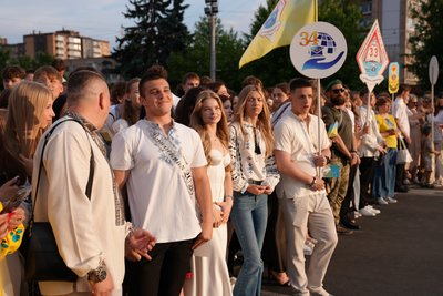 "Марш подяки": фоторепортаж з ходи випускників у Черкасах "Марш подяки": фоторепортаж з ходи випускників у Черкасах