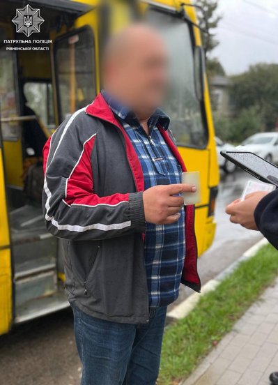 Оштрафували водія маршрутки за виїзд на зустрічну смугу у Рівному Оштрафували водія маршрутки за виїзд на зустрічну смугу у Рівному
