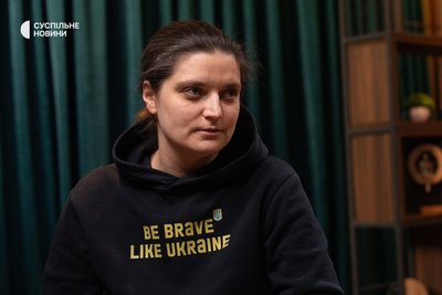 Керівниця проєкту Victory Drones фонду Dignitas Марія Берлінська під час інтервʼю Суспільному, Київ, 9 лютого 2026 року Керівниця проєкту Victory Drones фонду Dignitas Марія Берлінська під час інтервʼю Суспільному, Київ, 9 лютого 2026 року