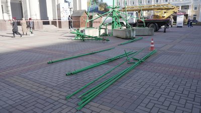 Центральну ялинку почали встановлювати на Театральній площі в Рівному Центральну ялинку почали встановлювати на Театральній площі в Рівному